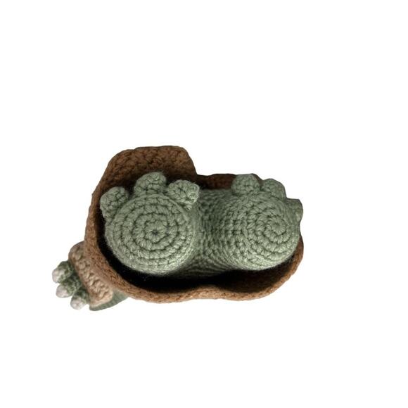 Handcrafted Baba Mandalorian Amigurumi Child with Robe - Picture 6 of 7